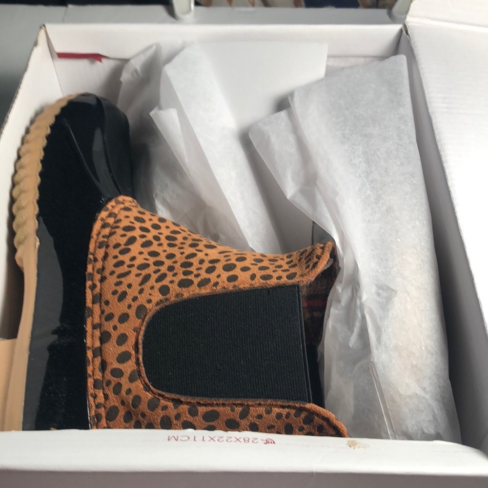 Woman’s fall water cheetah print rain boots